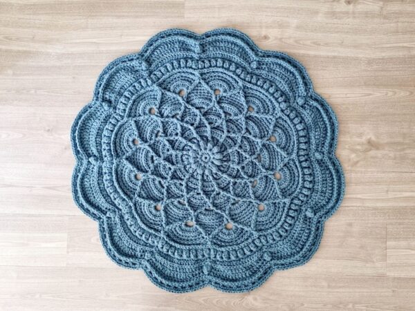Crochet floor rug