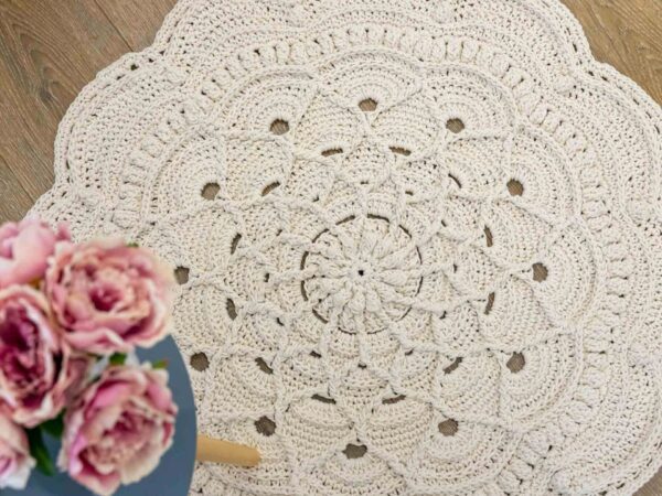 Crochet floor rug