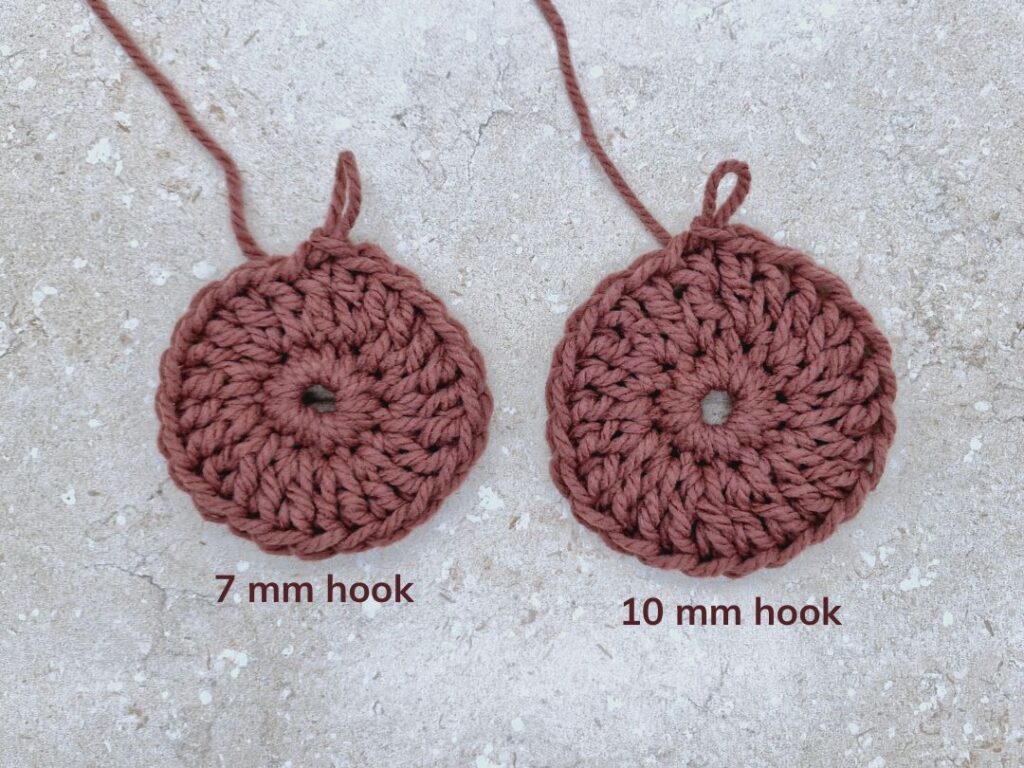 Crochet samples using a 7 mm hook and a 10 mm hook.